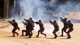 陸軍特戰指揮部特戰第一營實施「戰術任務行軍訓練」，展現「忠義驃悍、勇猛頑強」的精神。（圖／記者邱榮吉攝影）