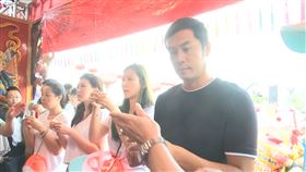 大甲媽遶境　2大咖「明星」信徒相隨（圖／翻攝畫面）