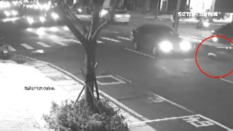 無視燈號硬闖紅燈　婦遭撞飛民眾嚇傻