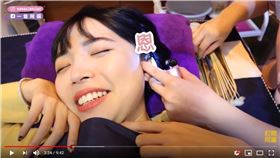 ▲網紅一隻阿圓體驗掏耳朵。（圖／翻攝自一隻阿圓YT）