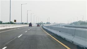 印尼再度下修經濟成長提高舉債印尼再度下修今年的經濟成長率，約1%至-0.4%之間，並再度提高舉債，處理武漢肺炎疫情危機。圖為去年底剛完工、連接雅加達與西爪哇省加拉璜的高架快速道路，此圖攝於6月17日。中央社記者石秀娟雅加達攝  109年6月19日