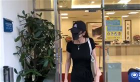 朱元璋妻現身北檢繳費