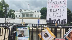 喪命黑人照片與白宮遙遙相望抗議民眾在圍欄掛上喪命非裔民眾照片及訴求，與美國最高權力機構白宮隔著圍欄相望。中央社記者江今葉華盛頓攝  109年6月19日