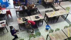 新加坡餐飲業復工 擦拭桌椅消毒新加坡19日起進入阻斷措施鬆綁第2階段，零售實體商店重新開放，餐飲業者謹慎復工做好防護措施，圖為小泰國區餐飲業者為復工準備，擦拭桌椅消毒。中央社記者黃自強新加坡攝  109年6月19日