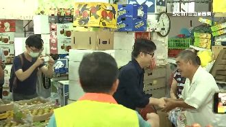 邁早起掃3市場　攤商喊「高雄愛你」