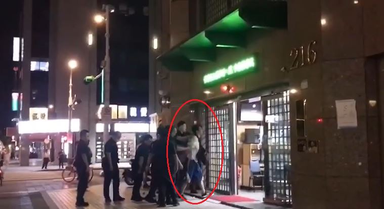 醉男闖警局咆嘯　掉7顆圓圓秒遭壓制
