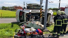宜蘭救護車值勤遇車禍　整輛「側翻躺路中央」釀5傷
圖翻攝畫面