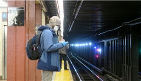 根據18日刊出的一份研究顯示，人體感染新型冠狀病毒康復後，體內的抗體恐只能維持2到3個月。圖為紐約地鐵乘客戴口罩與手套防疫。（中央社檔案照片）