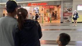 在台遇真愛  失聯女移工自行到案越南女移工阿姍（化名）在越南離婚，為了撫養一對兒女，隻身來台從事看護工作，為了賺更多的錢成為失聯移民工；近日在台灣男友陪同下投案，移民官協助她辦理跨國婚姻及來台依親居留等程序。（移民署屏東專勤隊提供）中央社記者郭芷瑄傳真  109年6月19日