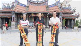 疫情趨緩  台中穿木屐躦鯪鯉慶端午恢復舉辦原受武漢肺炎疫情影響而宣布停辦的台中市「犁頭店穿木屐躦鯪鯉」端午民俗活動，由於國內疫情趨緩，萬和宮董事長蕭清杰（中）19日表示，為回應鄉親期待，決定在端午節當天恢復舉辦，但規模會縮小。（萬和宮提供）中央社記者郝雪卿傳真  109年6月19日