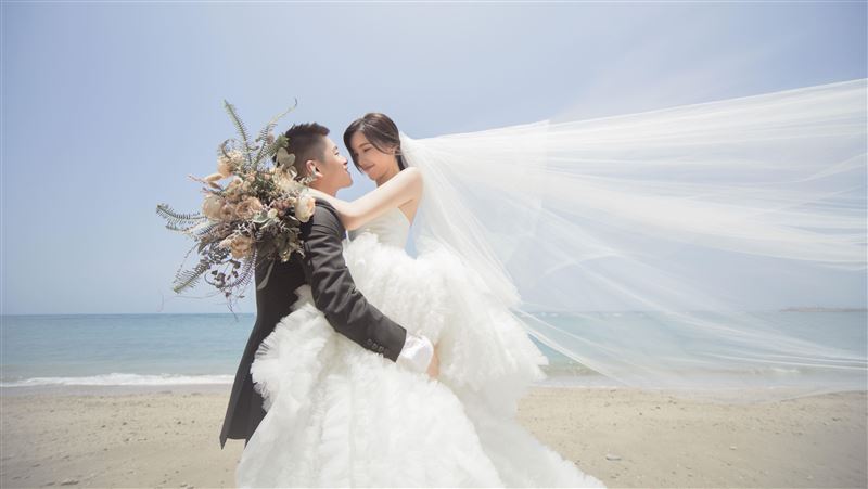 J女郎雙喜臨門　與志玲穿上同款婚紗