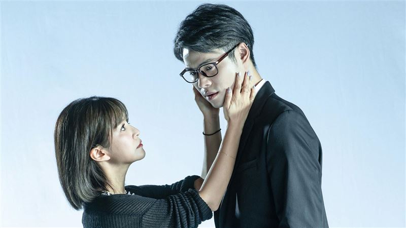 吳怡霈再挺孕肚　與尪會談律師爆哭