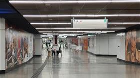 大部分人民在家上班  捷運站人潮冷靜儘管馬來西亞今天放寬行動管制令，但大部分雇主為了安全考量，仍要求員工在家上班，因此捷運站幾乎不見人潮。中央社記者郭朝河吉隆坡攝  109年5月4日