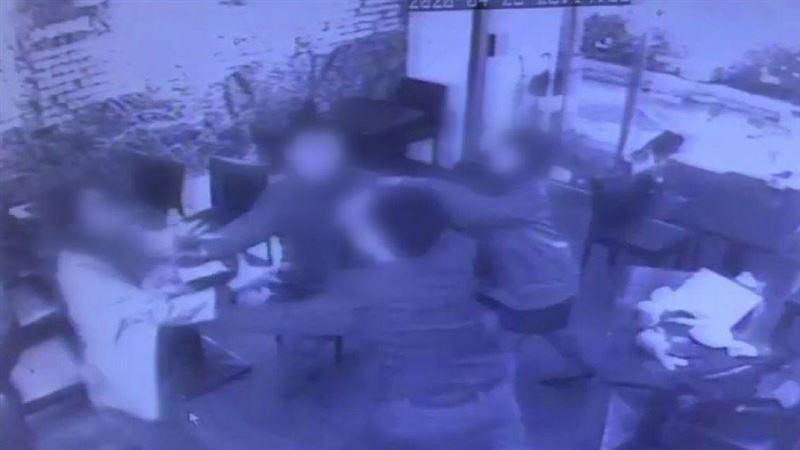 女方唐鏡！誤噴還嗆聲　男照辦爆衝突