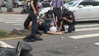 竹聯大哥鬧事　警急趕路遭保時捷撞飛