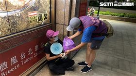 人安基金會萬華平安站舉辦端午節寒士關懷活動，「展哥」也擔任志工發放物資。（圖／翻攝畫面）