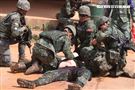 特戰弟兄實施傷患急救後送。（記者邱榮吉/湖口拍攝）