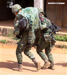 特戰弟兄實施傷患急救後送。（記者邱榮吉/湖口拍攝）