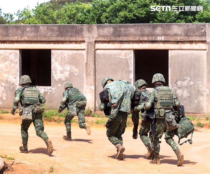 特戰弟兄實施傷患急救後送。（記者邱榮吉/湖口拍攝）