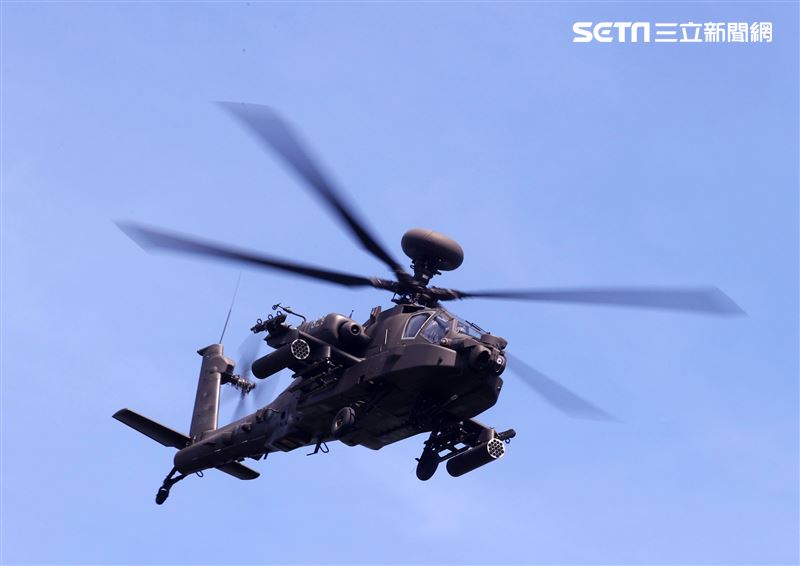 AH-64阿帕契直升機進入火力壓制，掩護黑鷹進行人員垂降滲透。（記者邱榮吉/湖口拍攝）