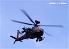 AH-64阿帕契直升機進入火力壓制，掩護黑鷹進行人員垂降滲透。（記者邱榮吉/湖口拍攝）