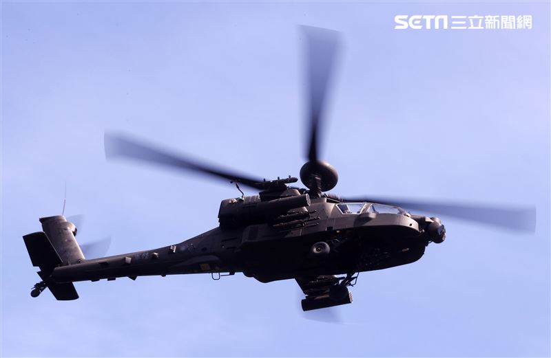 AH-64阿帕契直升機進入火力壓制，掩護黑鷹進行人員垂降滲透。（記者邱榮吉/湖口拍攝）