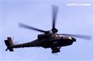 AH-64阿帕契直升機進入火力壓制，掩護黑鷹進行人員垂降滲透。（記者邱榮吉/湖口拍攝）