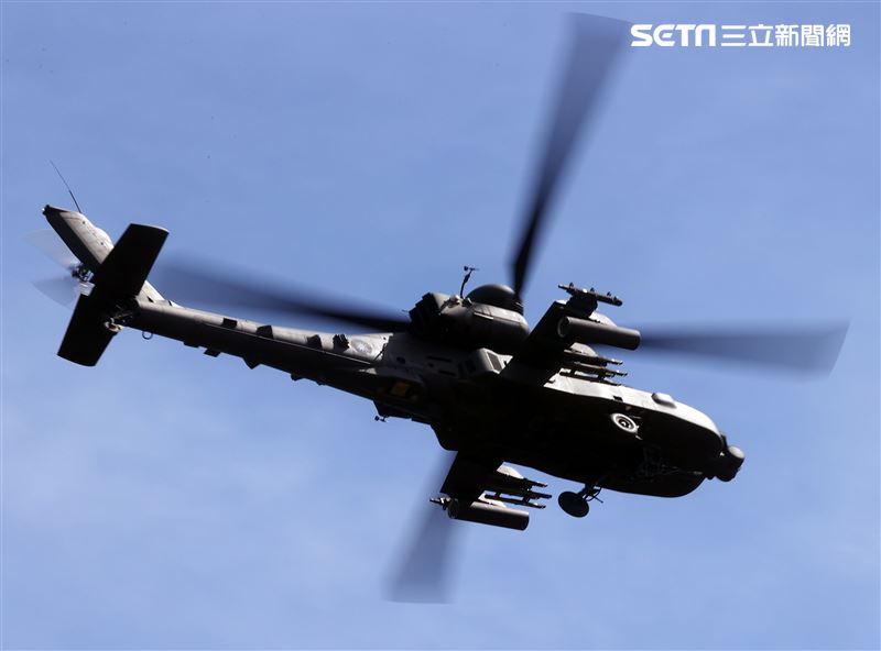 AH-64阿帕契直升機進入火力壓制，掩護黑鷹進行人員垂降滲透。（記者邱榮吉/湖口拍攝）
