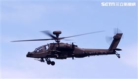 AH-64阿帕契直升機進入火力壓制，掩護黑鷹進行人員垂降滲透。（記者邱榮吉/湖口拍攝）