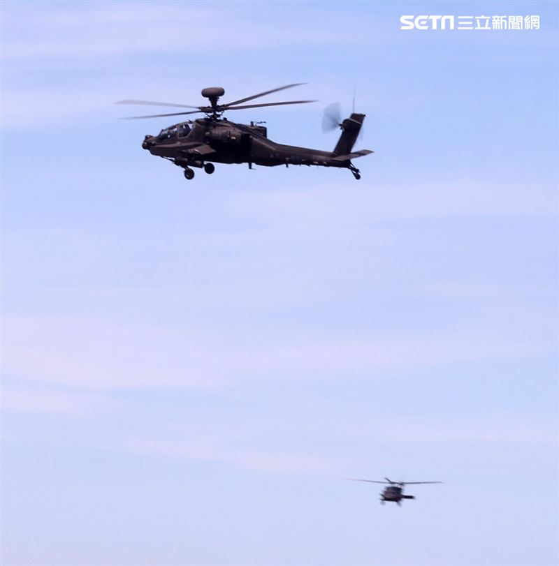 AH-64阿帕契直升機進入火力壓制，掩護黑鷹進行人員垂降滲透。（記者邱榮吉/湖口拍攝）