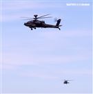 AH-64阿帕契直升機進入火力壓制，掩護黑鷹進行人員垂降滲透。（記者邱榮吉/湖口拍攝）
