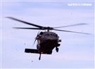 UH-60黑鷹直升機實施特戰人員垂降滲透。（記者邱榮吉/湖口拍攝）