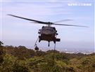 UH-60黑鷹直升機實施特戰人員垂降滲透。（記者邱榮吉/湖口拍攝）