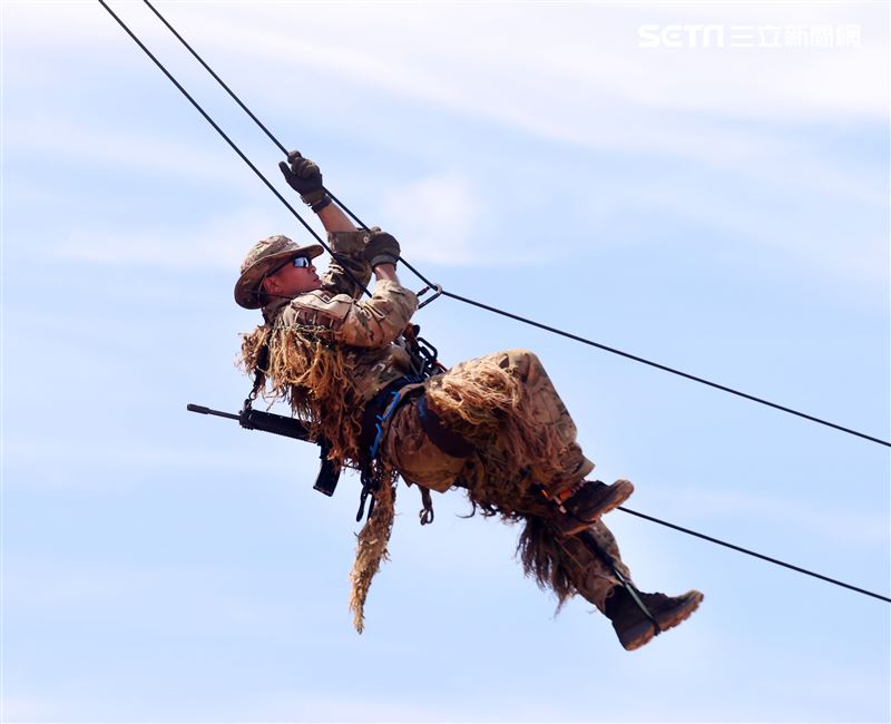 狙擊手快速斜攀及傷患繩索下降後送。（記者邱榮吉/湖口拍攝）