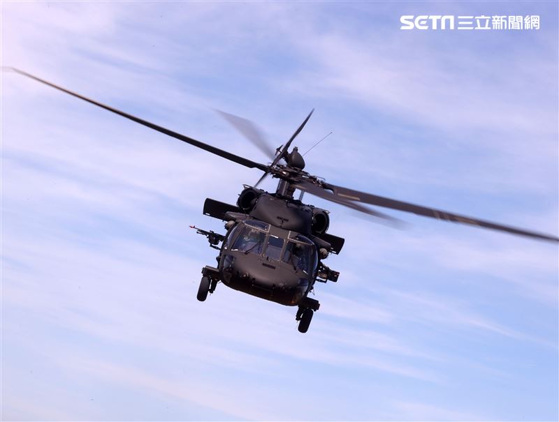 UH-60黑鷹直升機實施特戰人員垂降滲透。（記者邱榮吉/湖口拍攝）