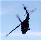 UH-60黑鷹直升機實施特戰人員垂降滲透。（記者邱榮吉/湖口拍攝）