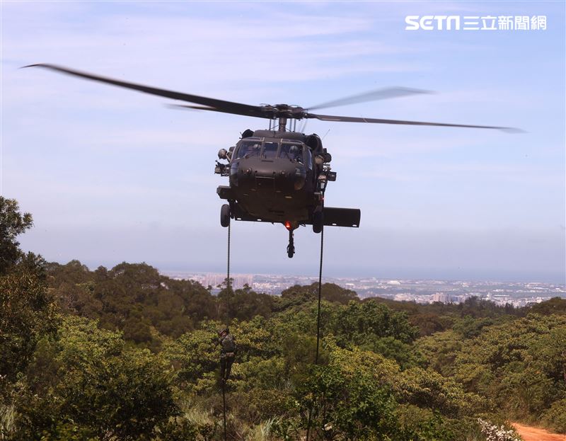 UH-60黑鷹直升機實施特戰人員垂降滲透。（記者邱榮吉/湖口拍攝）