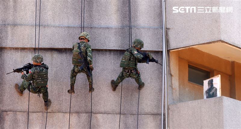 特戰弟兄針對大樓全身輕便裝快速攀登繩索下降。（記者邱榮吉/湖口拍攝）