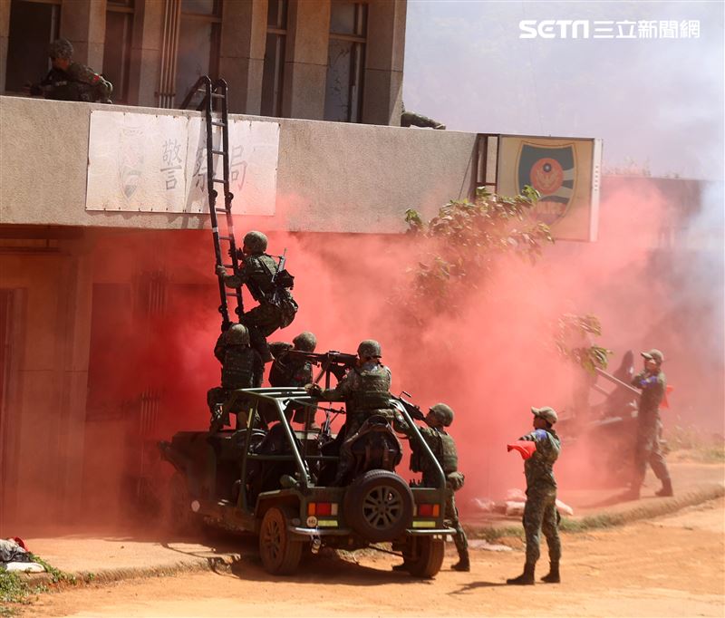 裝甲584旅聯兵一營在攻堅同時提供火力掩護，奪占目標後進行實施鞏固整頓，成功完成反特攻作戰任務。（記者邱榮吉/湖口拍攝）