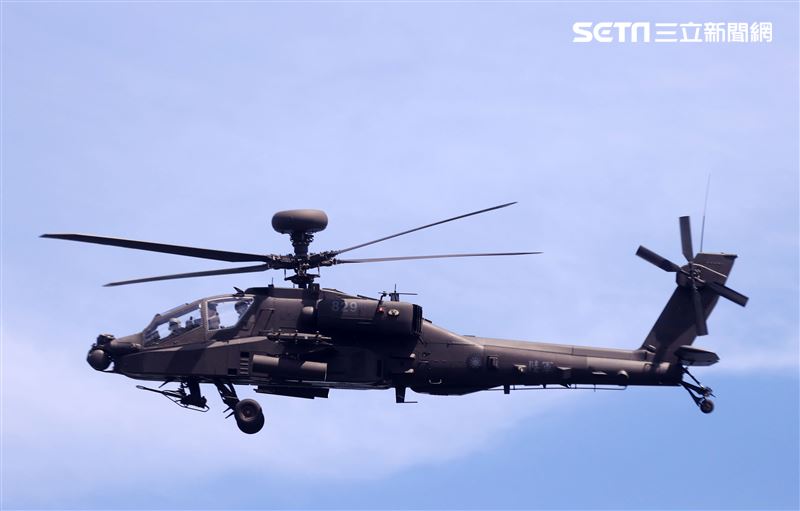 AH-64阿帕契直升機進入火力壓制，掩護黑鷹進行人員垂降滲透。（記者邱榮吉/湖口拍攝）