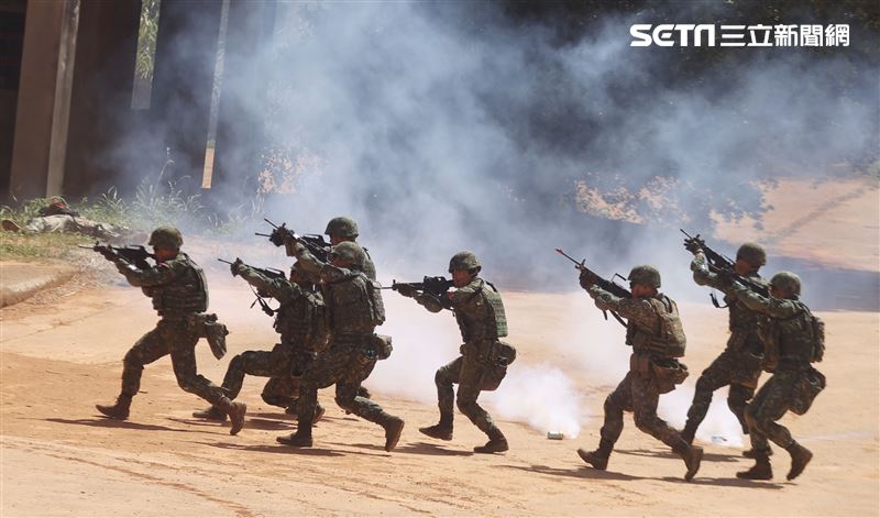 裝甲584旅聯兵一營在攻堅同時提供火力掩護，奪占目標後進行實施鞏固整頓，成功完成反特攻作戰任務。（記者邱榮吉/湖口拍攝）