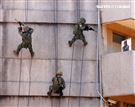 特戰弟兄針對大樓全身輕便裝快速攀登繩索下降。（記者邱榮吉/湖口拍攝）