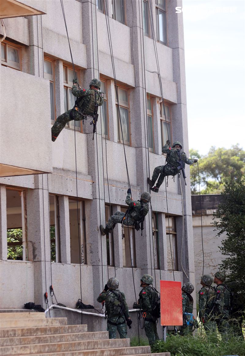 特戰弟兄針對大樓全身輕便裝快速攀登繩索下降。（記者邱榮吉/湖口拍攝）