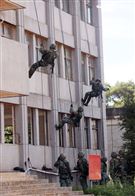 特戰弟兄針對大樓全身輕便裝快速攀登繩索下降。（記者邱榮吉/湖口拍攝）