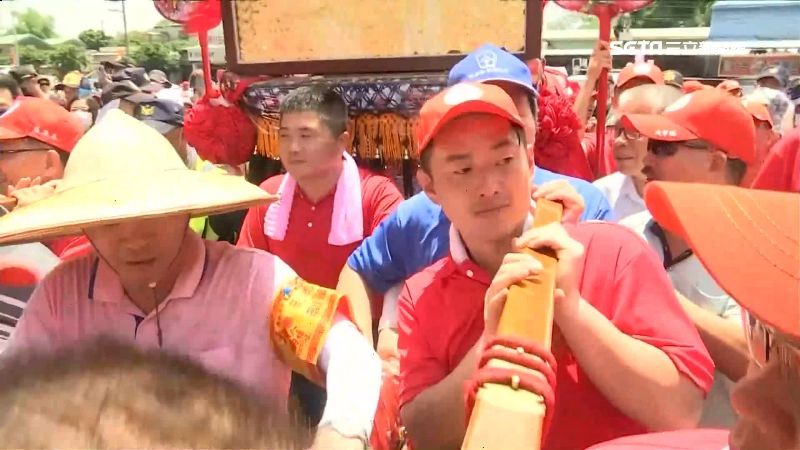 陳柏惟扛轎、顏寬恒扶轎　全程零互動