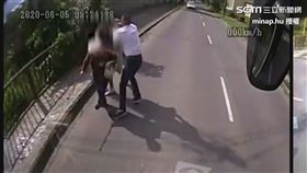 ▲Károly立即下車英勇救人。（圖／ minap.hu 授權）