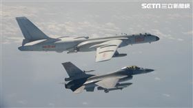 前為空軍F-16戰機監控共軍轟六照片。 國防部提供