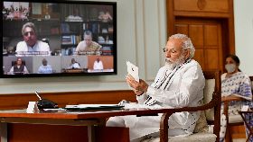 各黨領袖發表意見  莫迪認真記錄