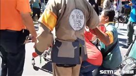 父推腦麻兒下跪等鑽轎 媽祖暖賜福／徐先生授權提供