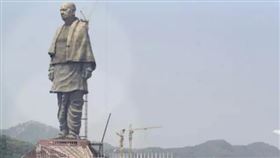 ▲「抵制中國」的帽子竟是中國製造，印度國父甘地塑像也是用中國技術製造。（圖／翻攝自推特）